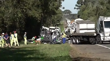 La Policía Federal de Carreteras investiga si el camión cruzó al carril contrario y provocó el impacto frontal contra el microbús.