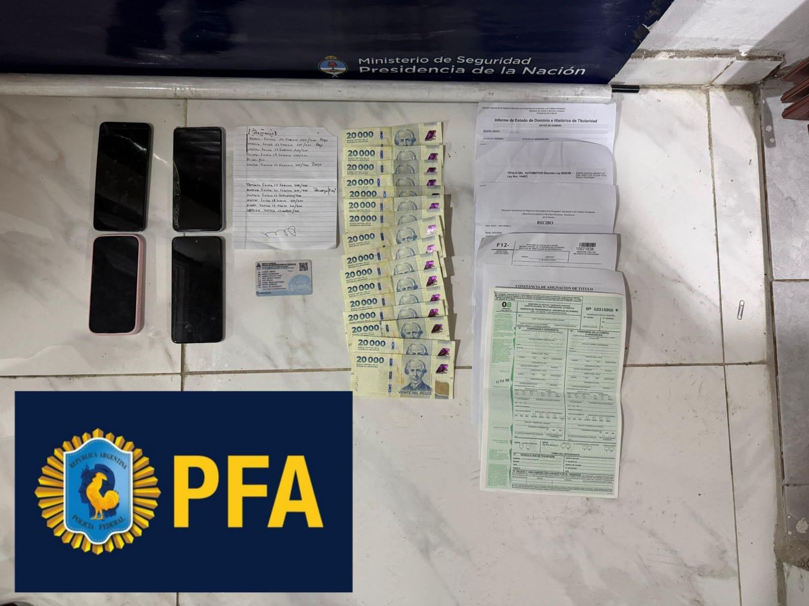 Dinero, teléfonos y un formulario 08 secuestrado en el operativo