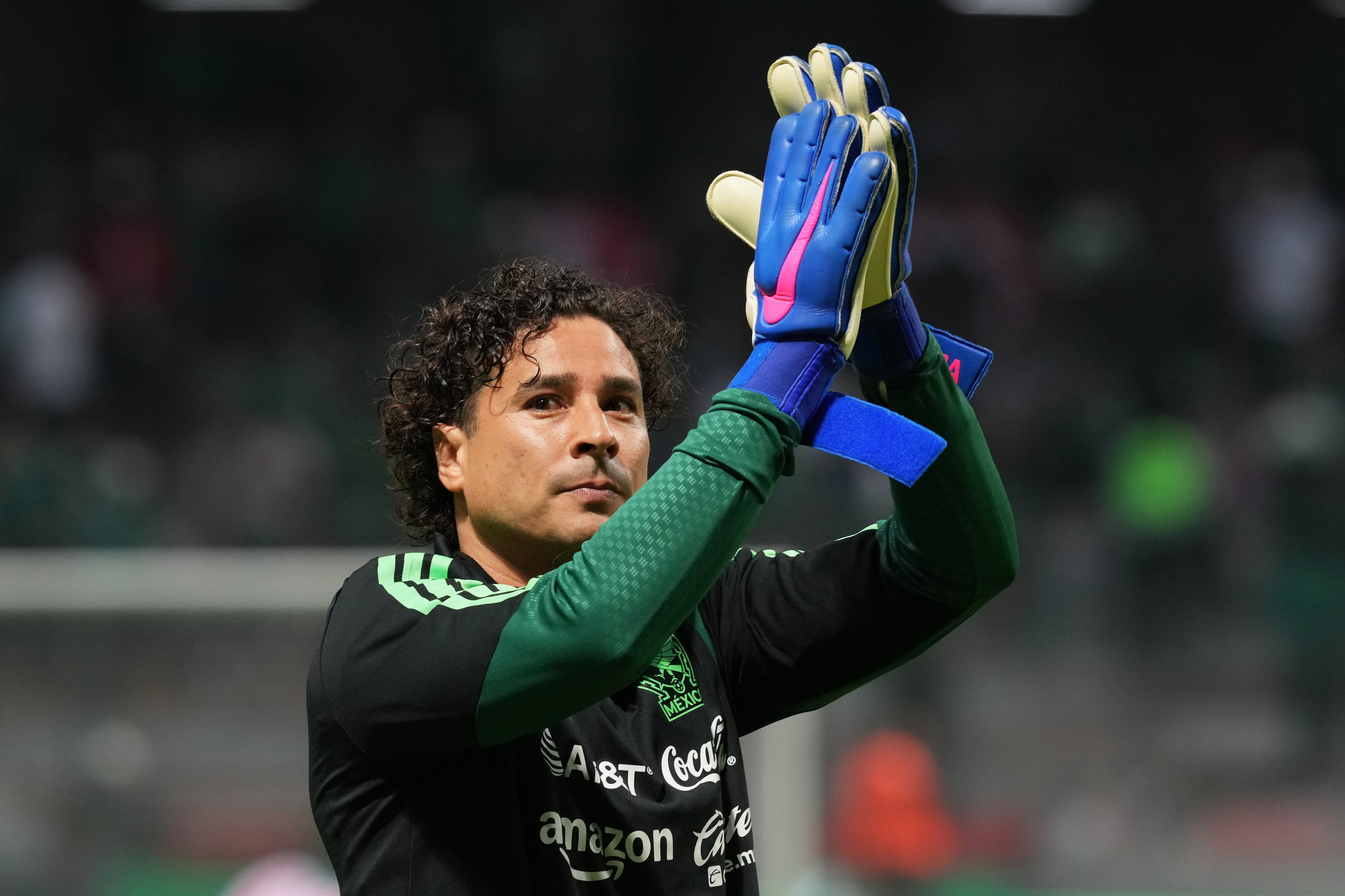 Memo Ochoa llora al hablar de su retiro con la Selección Mexicana (AP Foto/Moises Castillo)