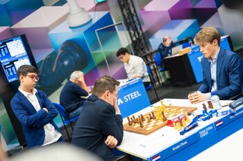 Faustino Oro viendo la partida entre Erwin L'Ami y Max Warmerdam en el Tata Steel Chess
