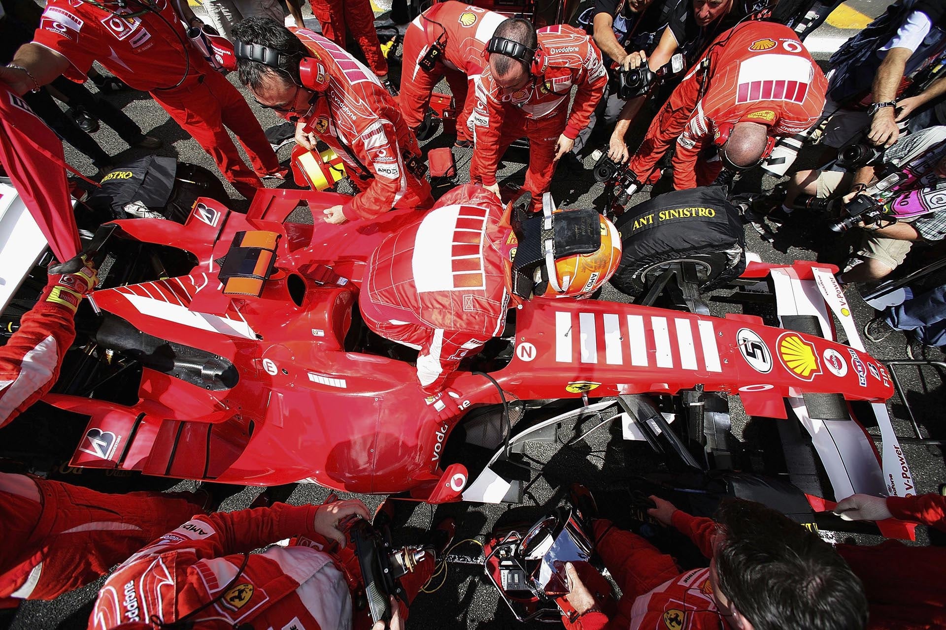 Schumacher ganó cinco títulos seguidos en Ferrari. Se sumaron a los dos que ganó en Benetton (Photo by Vladimir Rys/Bongarts/Getty Images)