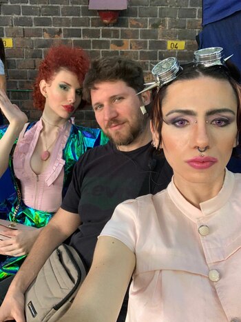 Axya, al frente, con ojos