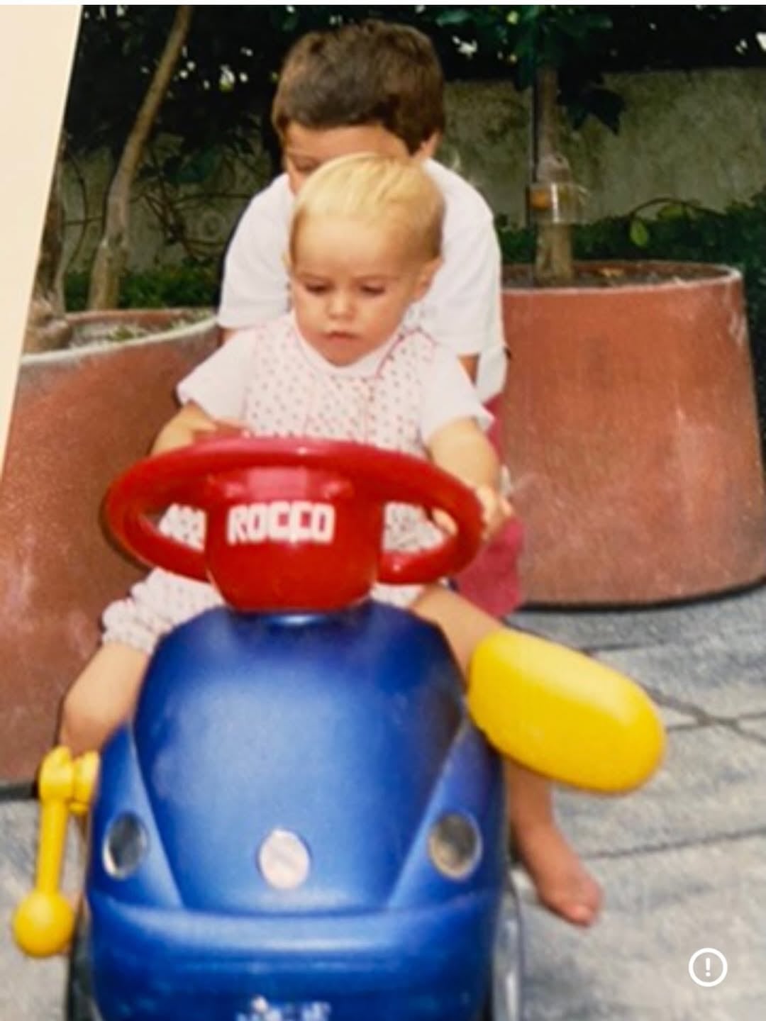 En pleno juego, una escena tierna de sus primeros pasos junto a su tío