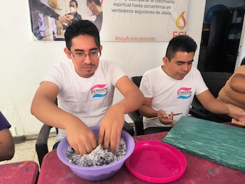 Jóvenes con sordoceguera elaboran productos artesanales durante un taller organizado por FUSSDIM, enfocado en fortalecer habilidades manuales (Cortesía).