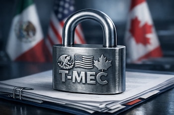 Primer plano de un candado metálico con el logo T-MEC y símbolos de México, EEUU y Canadá, sobre documentos. Al fondo, banderas desenfocadas de los tres países.