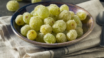 Uvas congeladas con azúcar y
