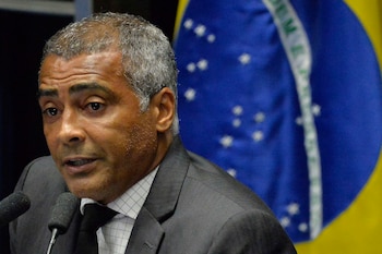 El senador brasileño y ex futbolista Romario tuvo que ser sometido a una cirugía de emergencia para la retirada de la vesícula (Foto: EFE)