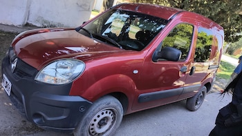 La camioneta roja en la