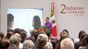 Claudia Sheinbaum en un pódium con la bandera de México, el letrero del Segundo Informe de Gobierno, una pantalla y asistentes.