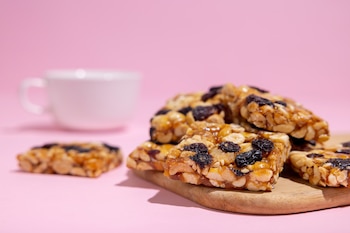 Barritas de avena saludables hechas en casa (Magnific)