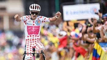 Carapaz se corona rey de la montaña y Pogacar lleva a Del Toro al podio