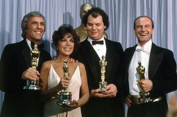 ARCHIVO - Burt Bacharach, de izquierda, con Carole Bayer Sager, Christopher Cross y Peter Allen, ganadores del Oscar a mejor canción original por "Arthur's Theme (Best That You Can Do)" en la 54a entrega anual de los Premios de la Academia en Los Angeles el 29 de marzo de 1982. Bacharach murió el 8 de febrero de 2023 en su casa en Los Angeles, dijo su publicista. Tenía 94 años. (Foto AP/Reed Saxon, archivo)