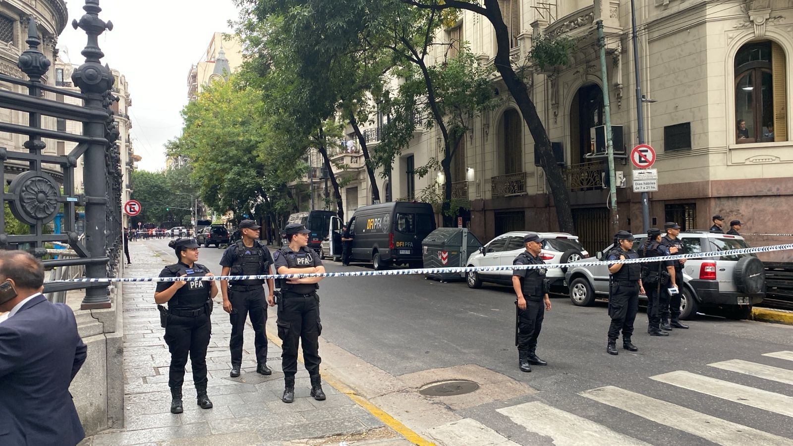 La Policía Federal cortó la circulación en la Calle Combate de los Pozos, frente al Congreso, por la presencia de un paquete sospechoso (Foto: Infobae)