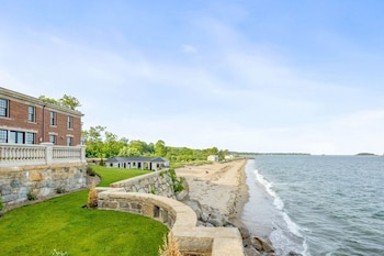 El vehículo de lujo Porsche robado fue hallado posteriormente en Lynn, fortaleciendo la búsqueda de conexiones regionales (Maple and Main Realty)