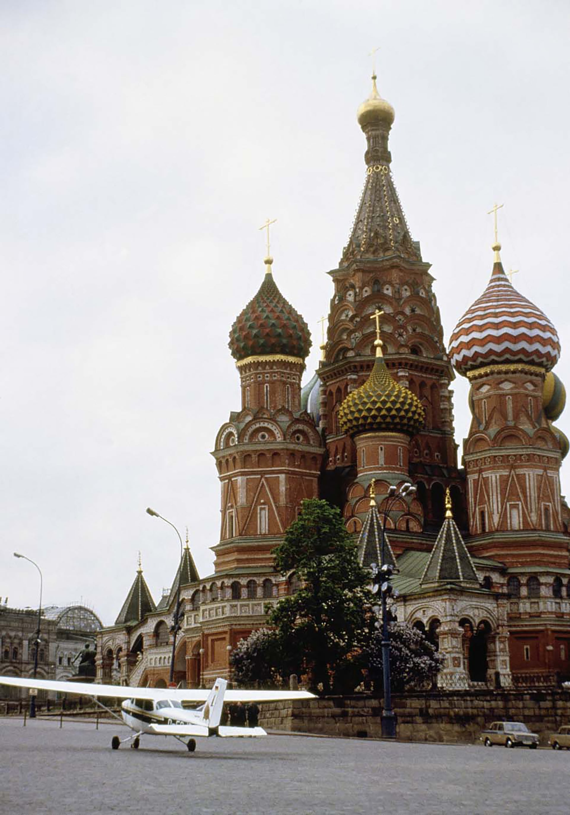El aterrizaje de Mathias Rust ocurrió sobre el puente Bolshói Moskvoretski, justo frente a la Catedral de San Basilio, ante cientos de sorprendidos transeúntes (AP)