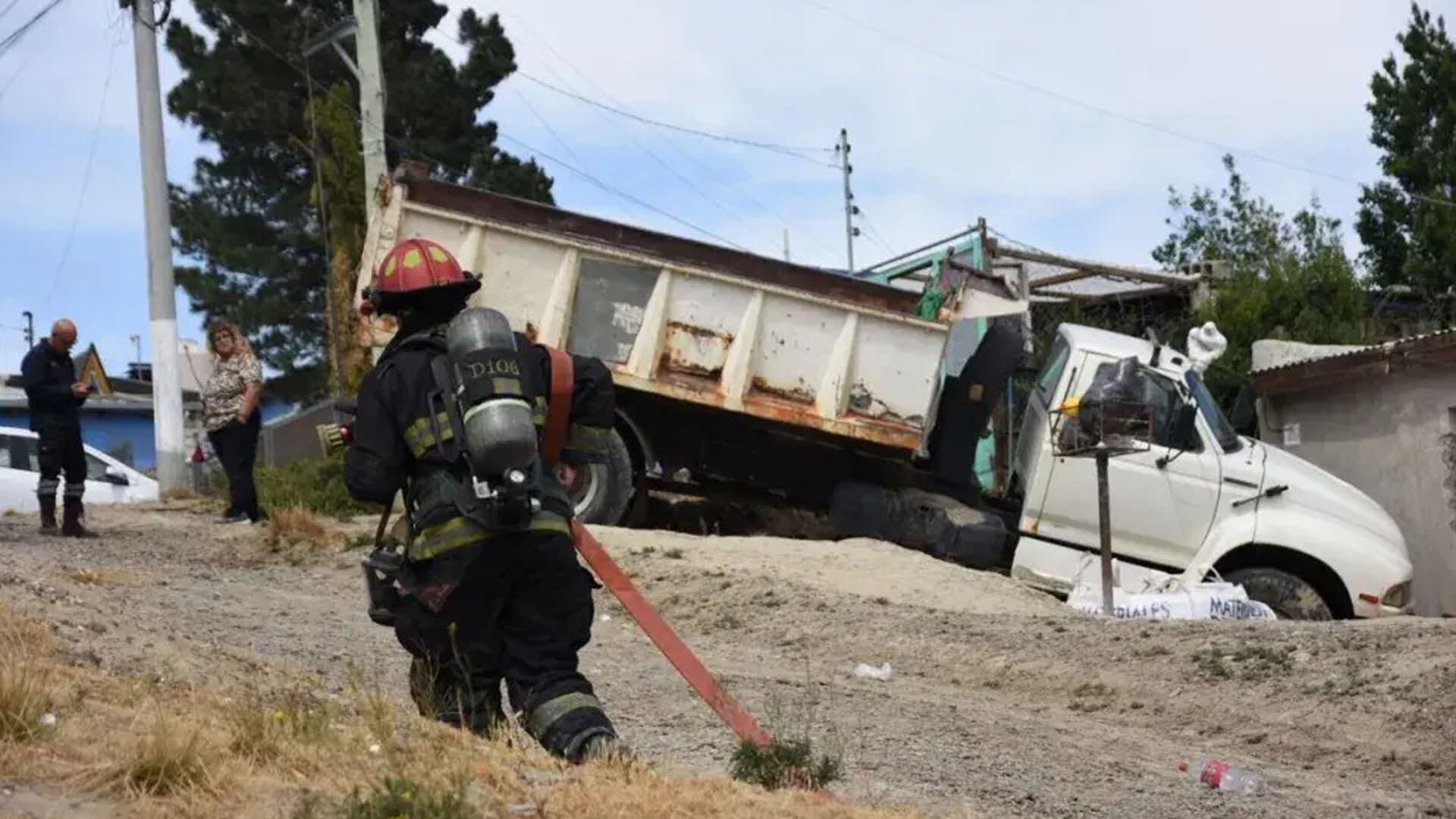 El camión que quedó incrustado en una vivienda de Chubut. Foto: gentileza Crónica de Chubut