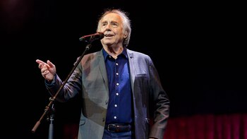 Serrat cantó unos 25 temas,