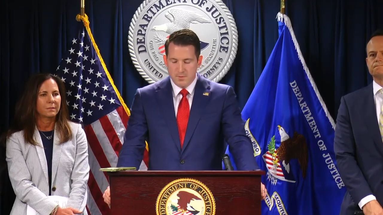 Los cargos abarcan fraude al programa SNAP, a MassHealth, a beneficios por discapacidad y desempleo, además de robo de fondos públicos, fraude de pasaporte, declaraciones falsas y robo de identidad (Captura de video: The Justice Department).