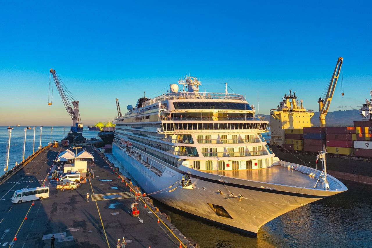 A finales de 2025 también llegó el crucero Viking Sky al puerto de Acajutla./ Secretaría de Prensa de la Presidencia