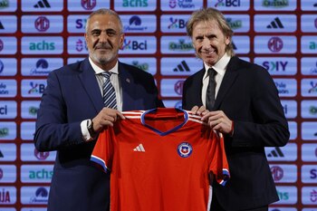 Ricardo Gareca y Pablo Milad durante su presentención oficial como técnico de la selección de Chile - Créditos: Andina