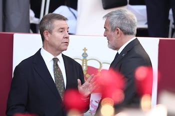 12/10/2026 El presidente de Castilla-La Mancha, Emiliano García-Page (i), y el presidente del Gobierno de Aragón, Jorge Azcón (d), durante el acto solemne de homenaje a la bandera nacional y desfile militar por el 12 de octubre, Día de la Hispanidad, en la Plaza de Cánovas del Castillo, a 12 de octubre de 2026, en Madrid (España). Los actos comienzan con el izado de bandera y van seguidos del homenaje a los que dieron la vida por el país. Posteriormente, comienzan los desfiles militares aéreos y terrestres. Alrededor de 4.400 integrantes de las Fuerzas Armadas, las Fuerzas y Cuerpos de Seguridad y distintas instituciones públicas civiles participan este año en el desfile presidido por los Reyes. El desfile aéreo ha contado con 50 aeronaves de caza, enseñanza y transporte, además de alrededor de 30 helicópteros. Por tierra han participado unos 144 vehículos y 39 motocicletas, además de unos 300 caballos y cinco perros pertenecientes a distintas unidades.
POLITICA
Eduardo Parra - Europa Press