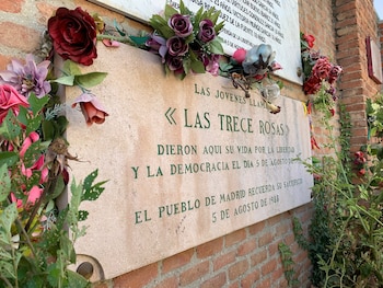 Monumento en homenaje a las Trece Rosas en el Cementerio de la Almudena. (Europa Press)