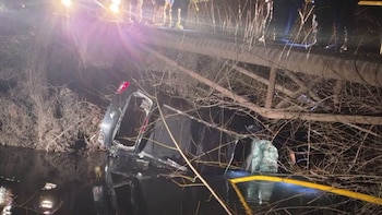 Un niño de 4 años es intensamente buscado en Río Negro: el auto en el que viajaba con sus padres cayó a un canal de riego