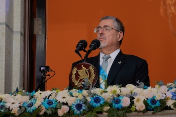 Guatemala conmemoró 205 años de Independencia con la izada del Pabellón Nacional en la Plaza de la Constitución.