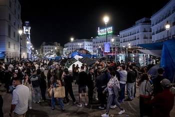 03/10/2026 Cientos de personas continúan acampados, en la Puerta del Sol, a 3 de octubre de 2026, en Madrid (España). La plataforma Indignados por España organiza la movilización contra la acampada en Sol, por la vivienda social y nacional, las deportaciones masivas y la defensa de la soberanía nacional tras la invasión de Ceuta.
POLITICA
A. Pérez Meca - Europa Press