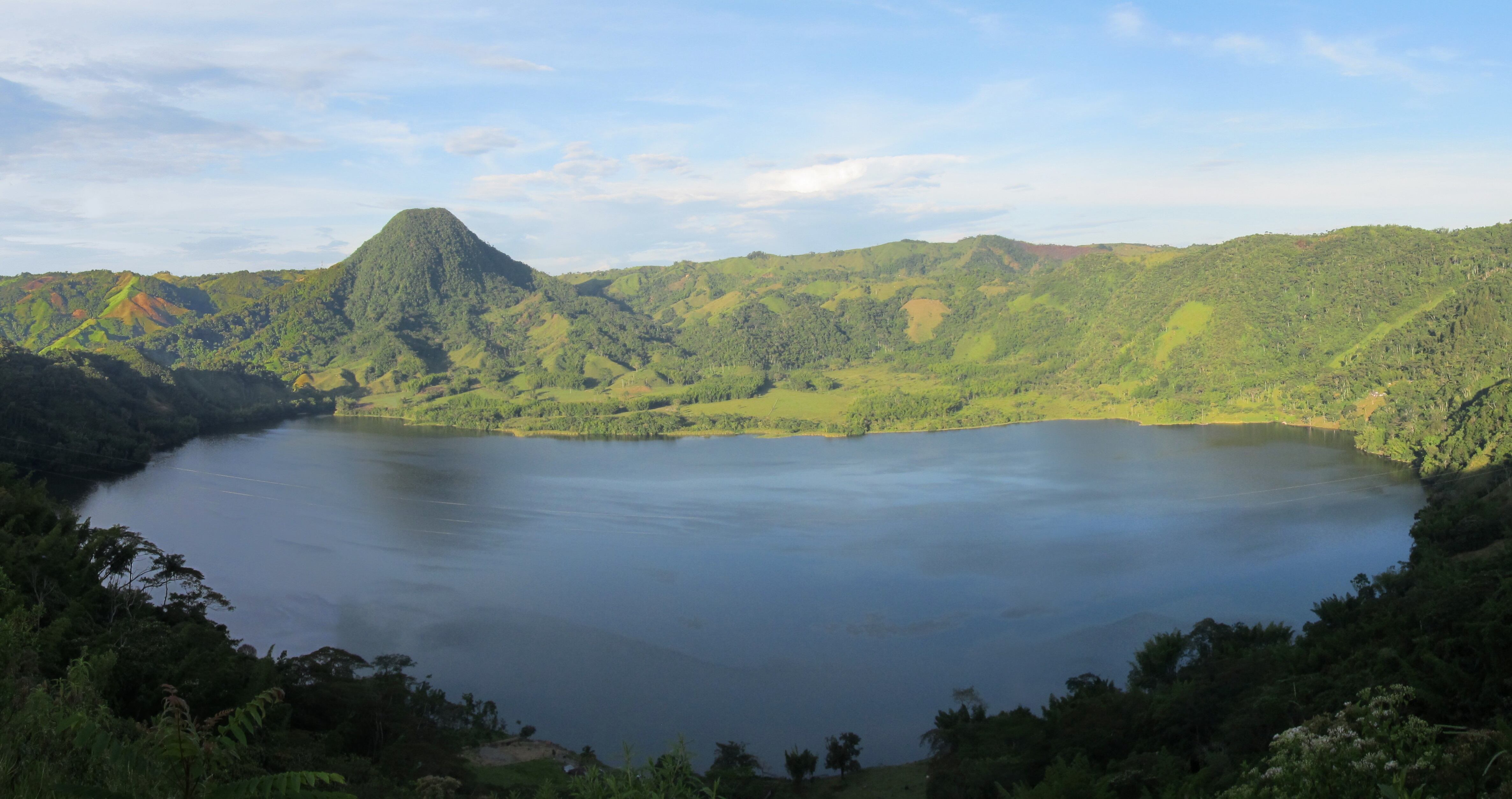 Sigue en pie el cierre en la Laguna de San Diego, en Samaná, Caldas, por un virus: hay más de 20.000 peces muertos