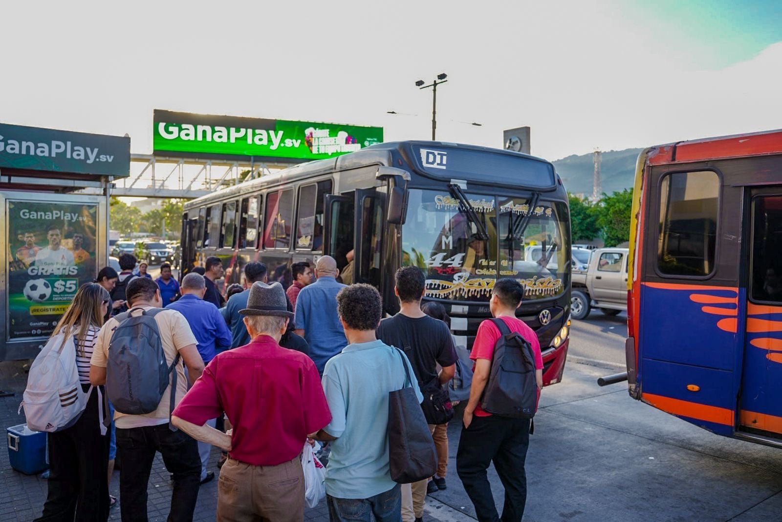 El contrato estatal para instalar cámaras de videovigilancia y GPS abarca el cien por ciento del transporte colectivo en el país. (Foto cortesía por PNC).