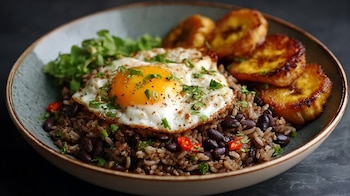El gallo pinto ocupa el puesto 22 en el ranking mundial de platillos con frijoles. Cortesía: Adobe Stock