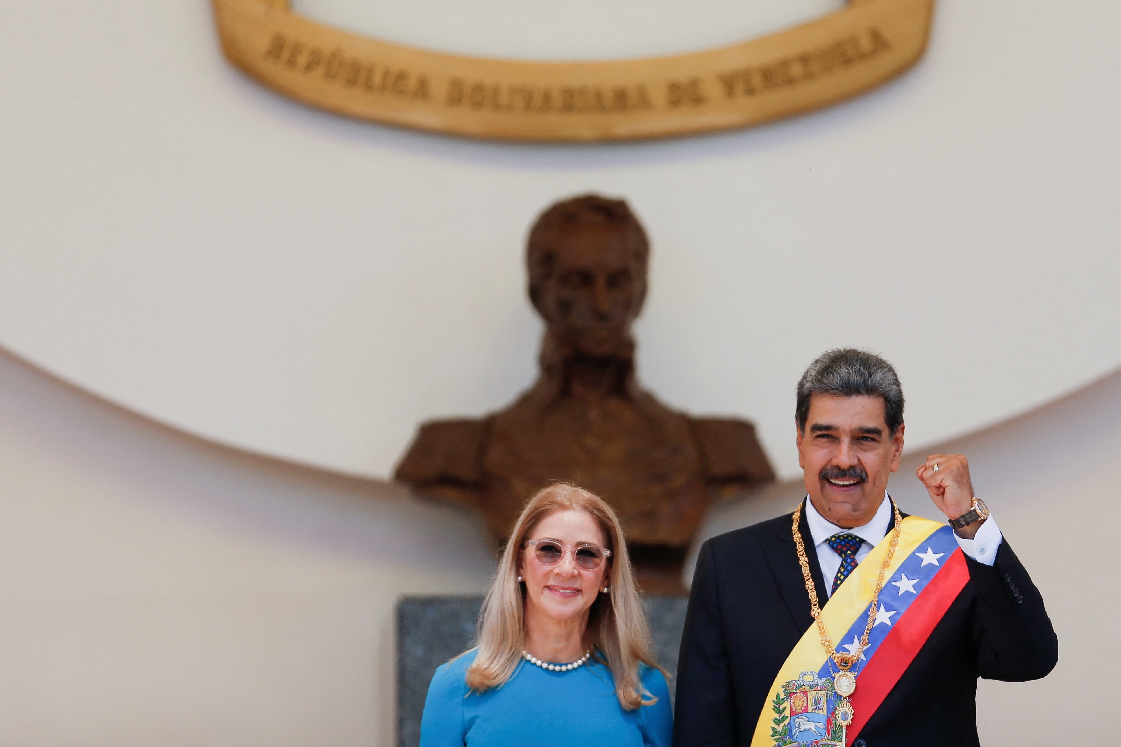 El dictador Nicolás Maduro y su esposa Cilia Flores el día de su juramentación para un tercer mandato en Caracas, el 10 de enero de 2025. Menos de un año después, Trump anunciaría su