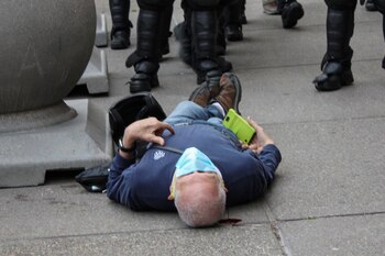 Martin Gugino, un manifestante de 75 años, yace en el suelo después de haber sido empujado por dos policías de Buffalo, Nueva York, durante una protesta contra la muerte de George Floyd, el 4 de junio de 2020 (Jamie Quinn/Handout via REUTERS)