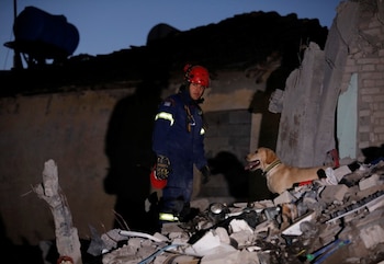 Un miembro del personal de emergencia de Grecia trabaja en un edificio dañado, tras el fuerte terremoto del martes, en Thumane, Albania, el 27 de noviembre de 2019. REUTERS/Florion Goga