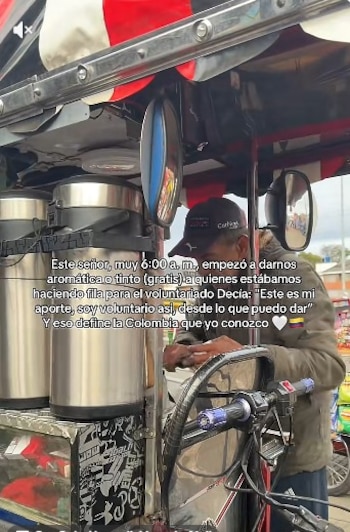 El gesto solidario del vendedor informal quedó resumido en la frase: "Este es mi aporte, soy voluntario así, desde lo que puedo dar" - crédito Captura de video