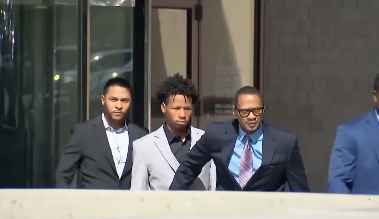 El joven acusado enfrenta el proceso bajo vigilancia estricta y el escrutinio constante de la opinión pública (NBC News)