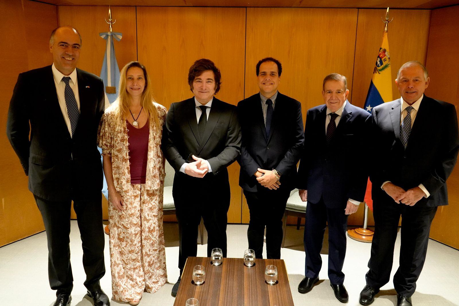 El embajador argentino en España, Wenceslao Bunge Saravia; la secretaria general de la Presidencia, Karina Milei; el presidente Javier Milei; el coordinador internacional del Comando ConVzla, Pedro Urruchurtu Noselli; el presidente electo de Venezuela, Edmundo González Urrutia; y el canciller argentino Gerardo Werthein