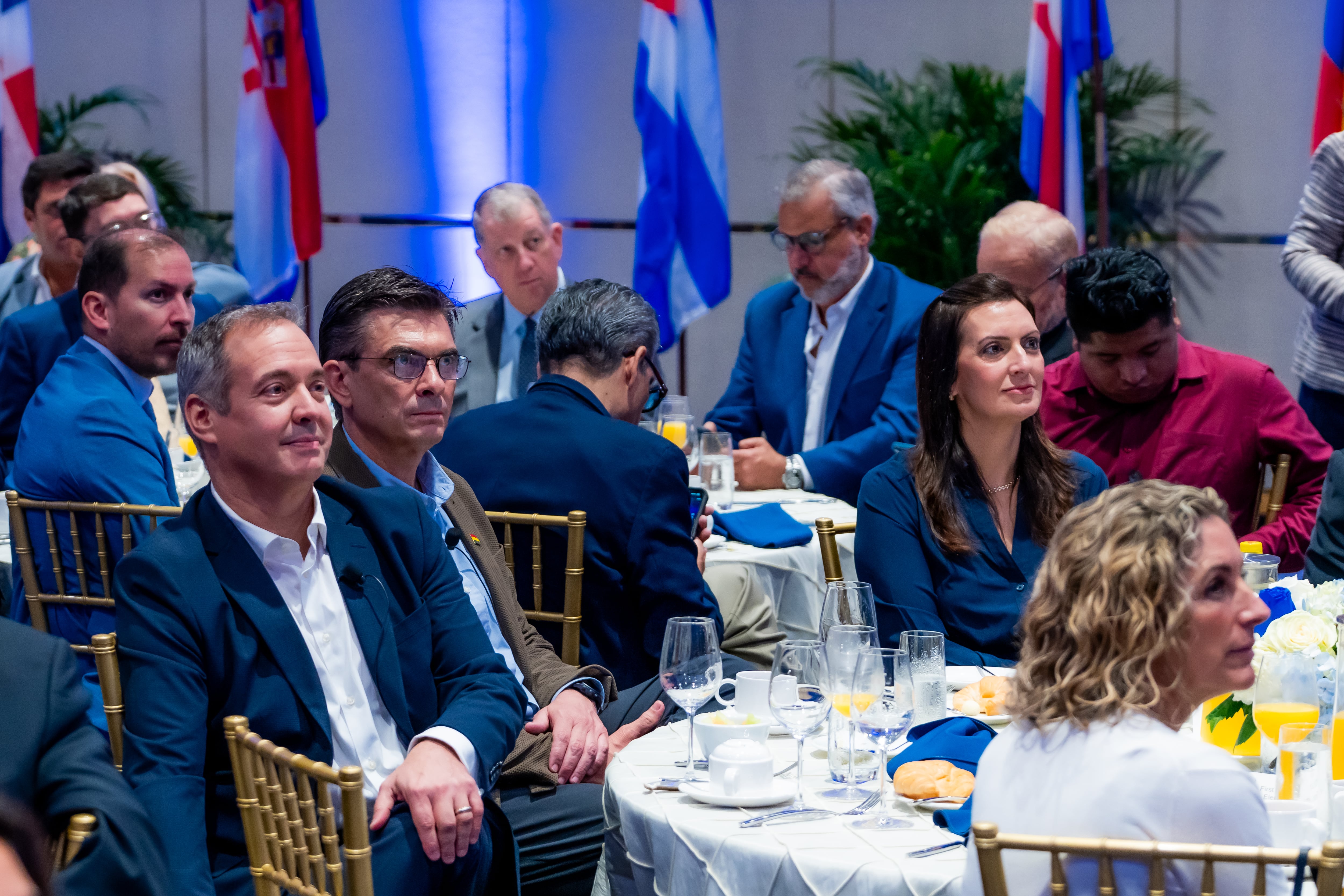 Durante el conversatorio, Díaz-Rosillo enfatizó que la apertura internacional y la integración regional posicionan a Paz como referente democrático en América Latina