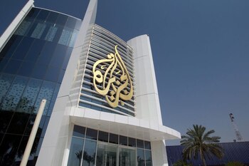 Foto de Archivo: El logo de Al Jazeera Media Network se ve en el edificio de su sede en Doha, Qatar. 8 de junio de 2017 (REUTERS/Naseem Zeitoon)