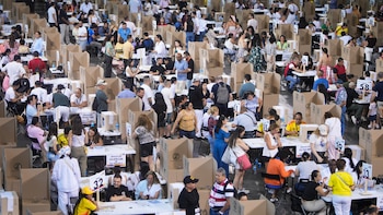 Más de 100.000 colombianos acuden a las urnas en Madrid en una jornada electoral masiva de ambiente festivo: “La gente tiene muchas ganas de votar”