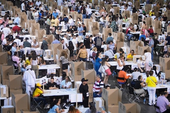 Casi 308.000 colombianos están inscritos para votar hasta este domingo en más de una veintena de puestos de votación en España en la primera vuelta presidencial de Colombia. (EFE/Borja Sánchez Trillo)