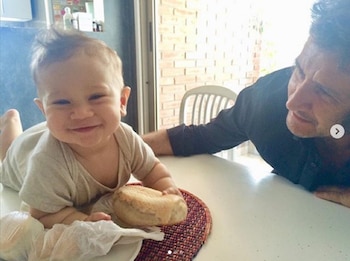 Jorge con su nieto Morrison