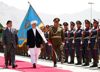 El presidente de Afganistán, Ashraf Ghani, visitó una de las zonas asediadas por los talibanes (FOTO: REUTERS)