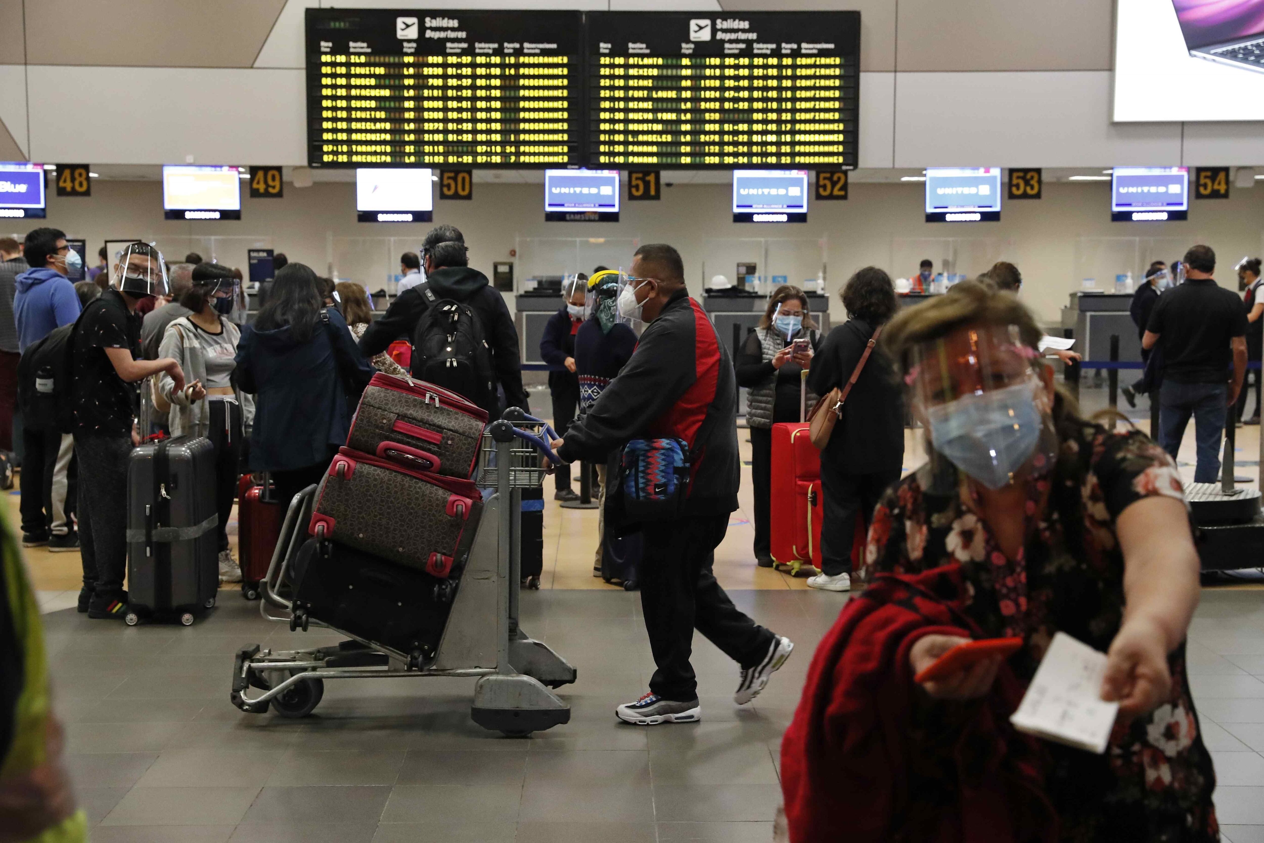 El aeropuerto Jorge Chávez refuerza controles sanitarios para detectar y aislar posibles casos de hantavirus tras brote internacional. (EFE/ Paolo Aguilar)
