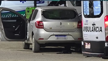 El Renault Sandero en el que viajaba la víctima fue atacado a tiros cuando terminaba el recorrido en Centenario (Fuente: LM Neuquén)