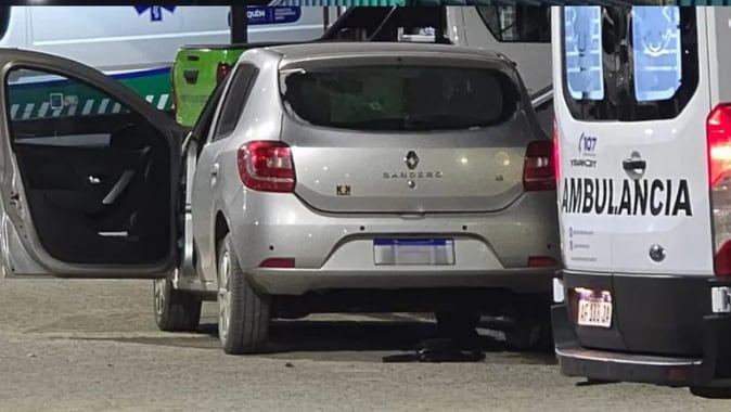 El Renault Sandero en el que viajaba la víctima fue atacado a tiros cuando terminaba el recorrido en Centenario (Fuente: LM Neuquén)