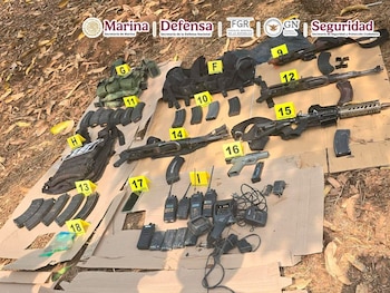 El operativo incluye cinco cateos en municipios estratégicos, con el aseguramiento de armas, vehículos y equipo táctico