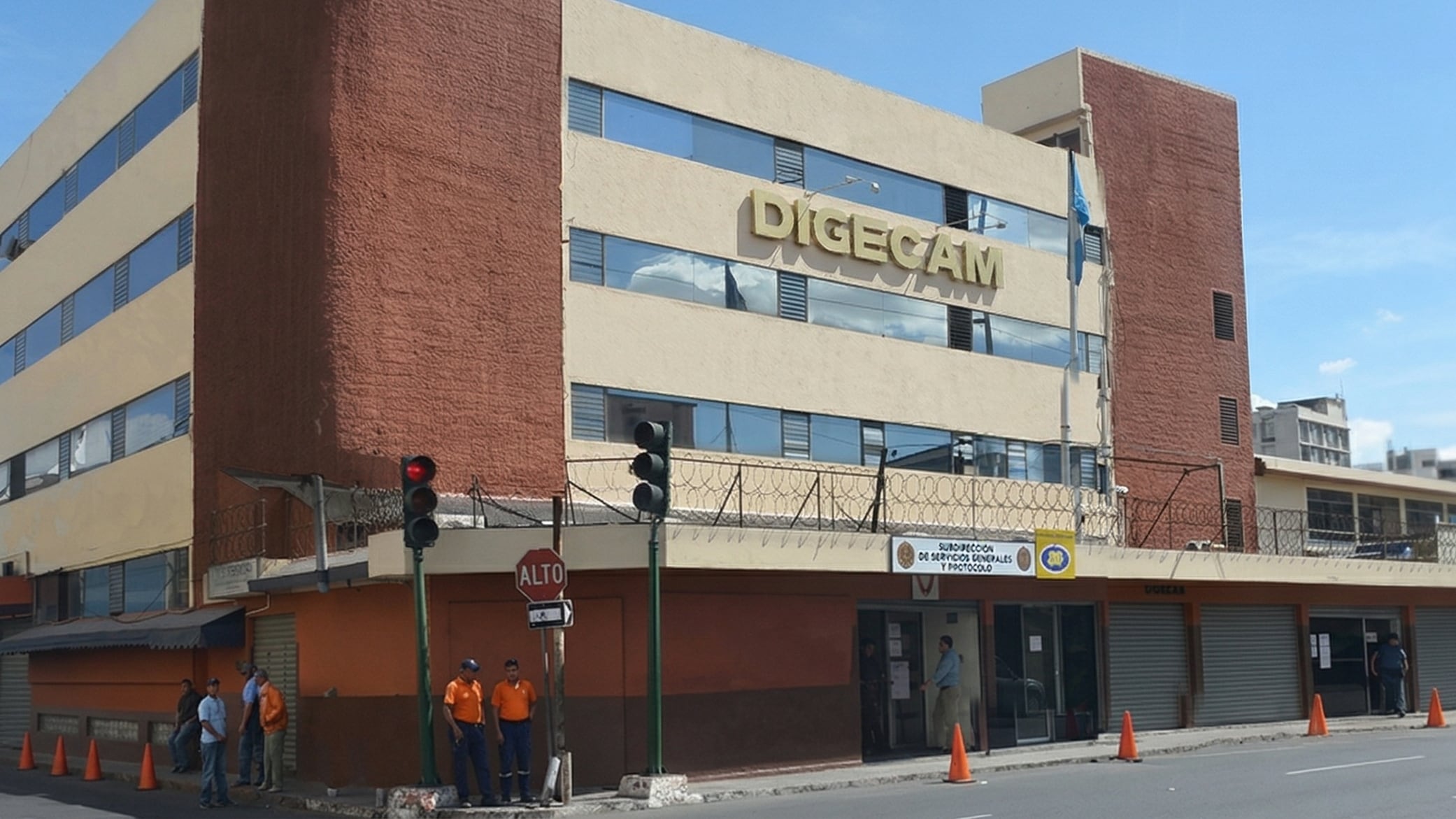 La motocicleta salió de control por la velocidad y el impacto fue inmediato. Un agente también cayó al detenerse para asistirlo. Luego, la búsqueda en el borde de la carretera reveló una pieza clave (Foto cortesía DIGECAM, mejorada a través de IA).