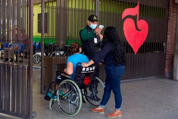 Una mujer con discapacidad entra